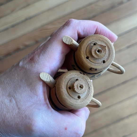 Vintage rustic wooden Sechelt, BC salt and pepper shakers - Picture 3 of 3